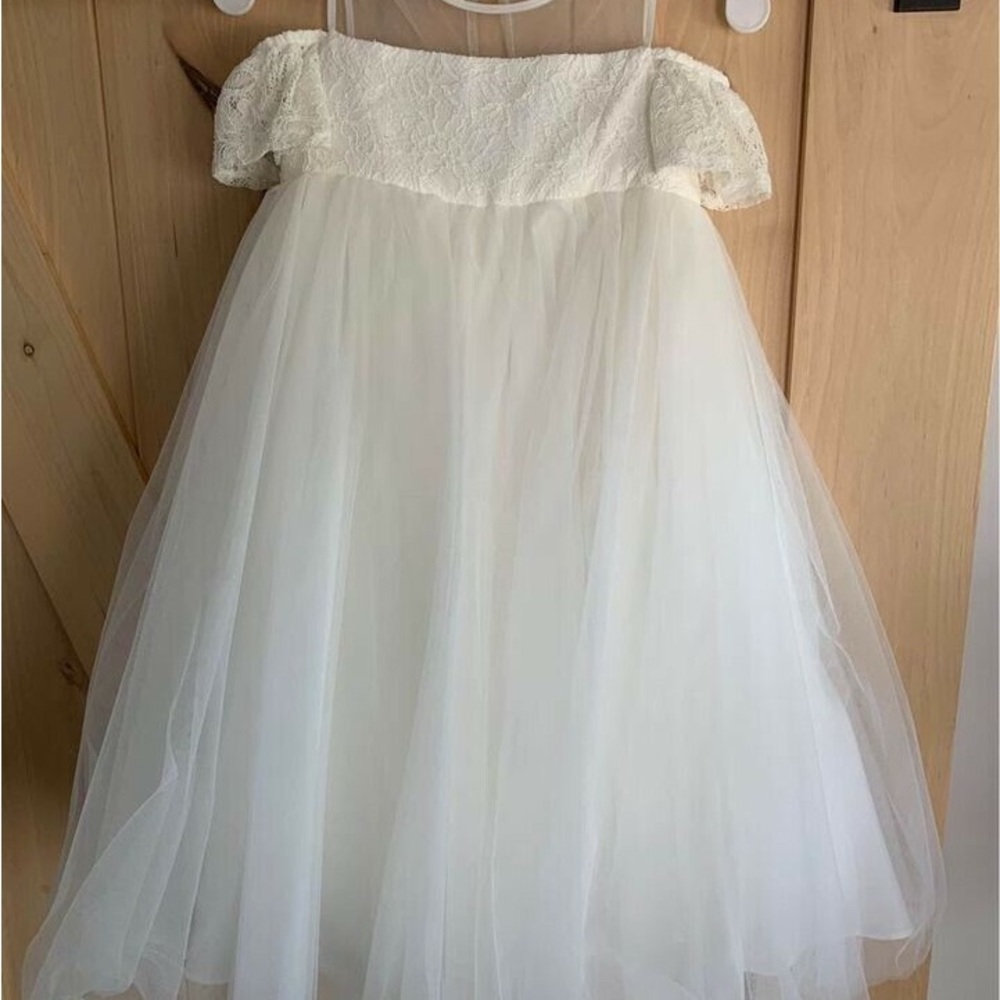 Girls, size 4, NWT, never worn, David’s Bridal Flower Girl dress!